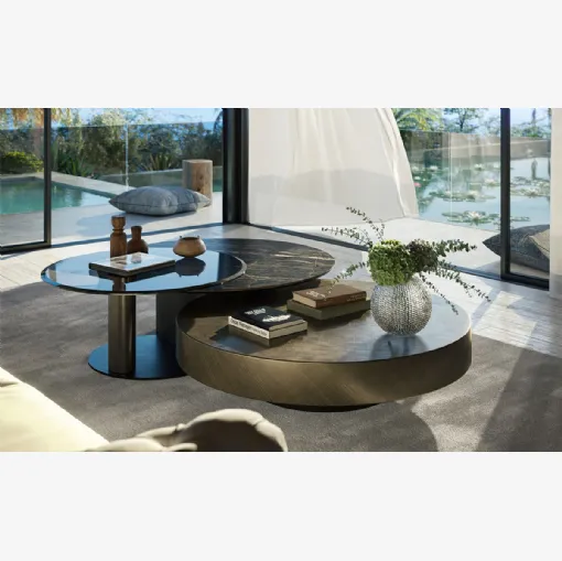 Tavolino in ceramica affiancato da un tavolino in vetro girevole Arena Keramik Bond di Cattelan Italia