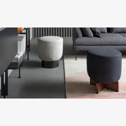 Pouf Belt & Cross in tessuto imbottito con base in metallo o in legno di Bonaldo