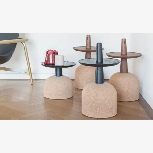 Tavolino Assemblage in legno massello con base in sughero di Bonaldo