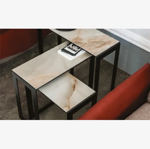 Tavolini con piano in ceramica effetto marmo Kitano di Cattelan Italia