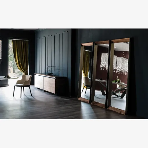 Specchio Excalibur con cornice in massello di Noce Canaletto di Cattelan Italia