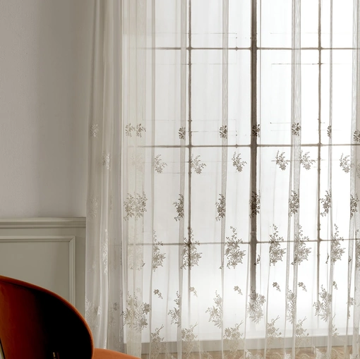 Tenda trasparente Fil Art 02 con ricamo floreale di Acro Texture