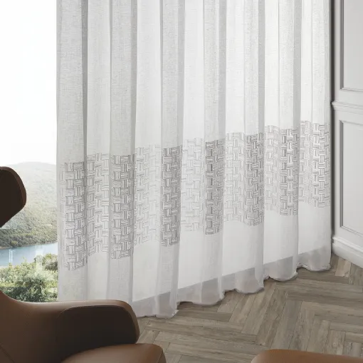 Tenda bianca Fil Art 04 con fascia orizzontale con ricamo geometrico di Acro Texture