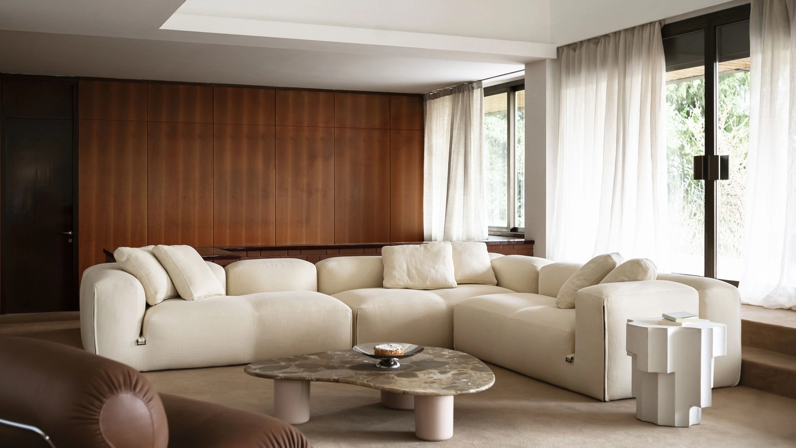 Tavolini Gian & Pan in marmo e cemento di Tacchini