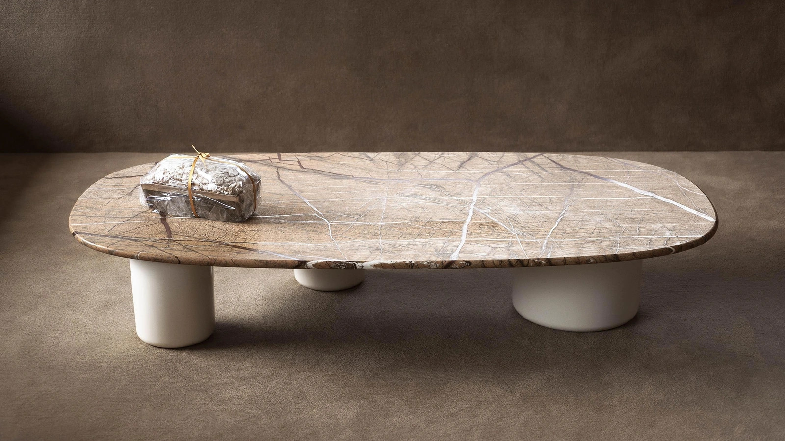 Tavolini Gian & Pan in marmo e cemento di Tacchini