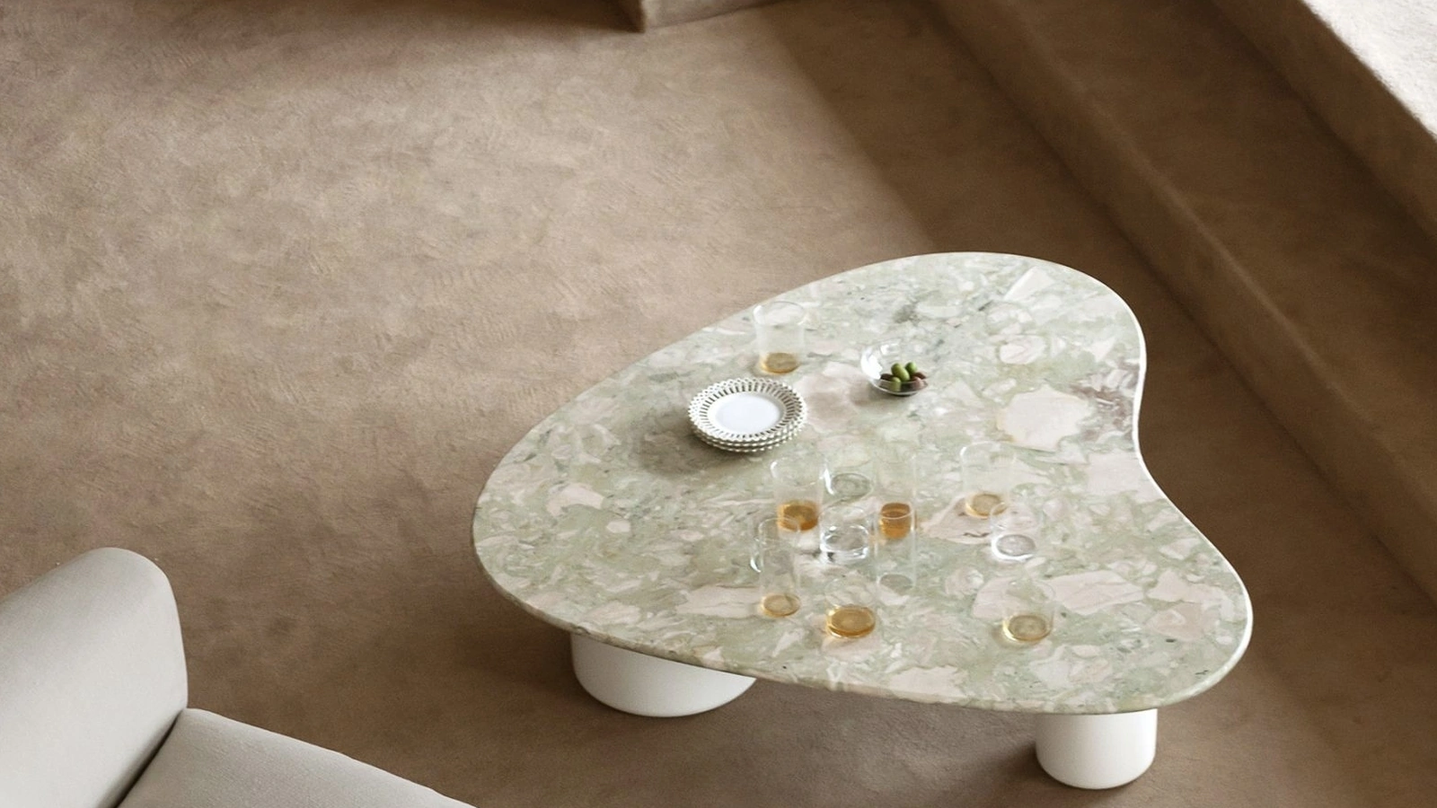 Tavolini Gian & Pan in marmo e cemento di Tacchini