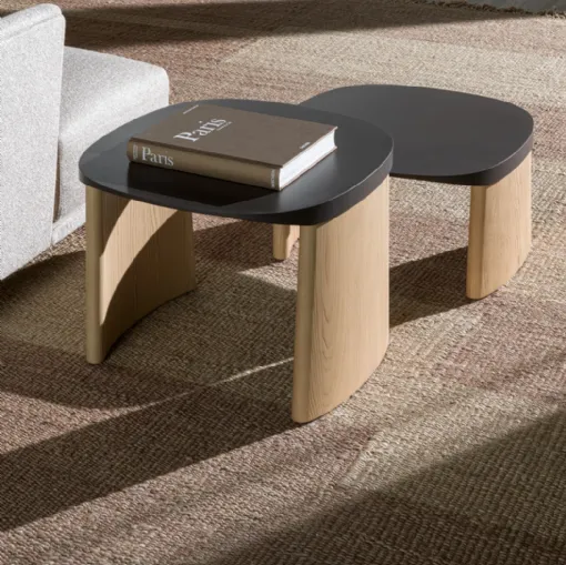 Tavolino Cleo Coffee Table con top in laccato effetto metallo  e base in legno di Molteni & C