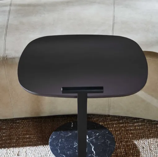 Tavolino laccato opaco antracite con base in marmo Surf di Molteni & C