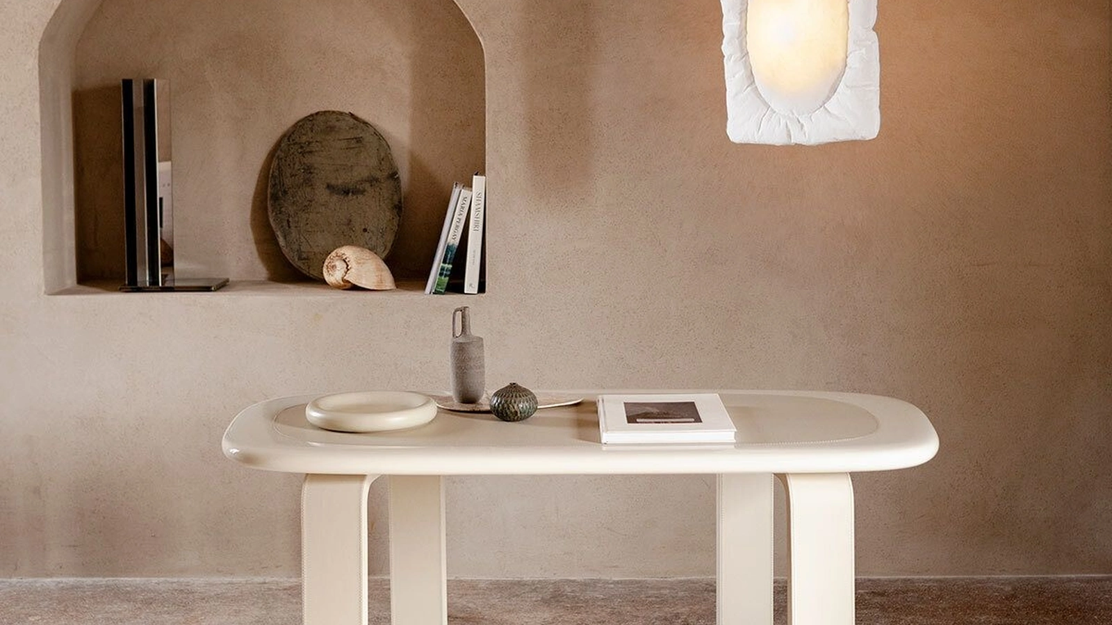 Scrittoio Orbit Desk in laccato e pelle di Tacchini