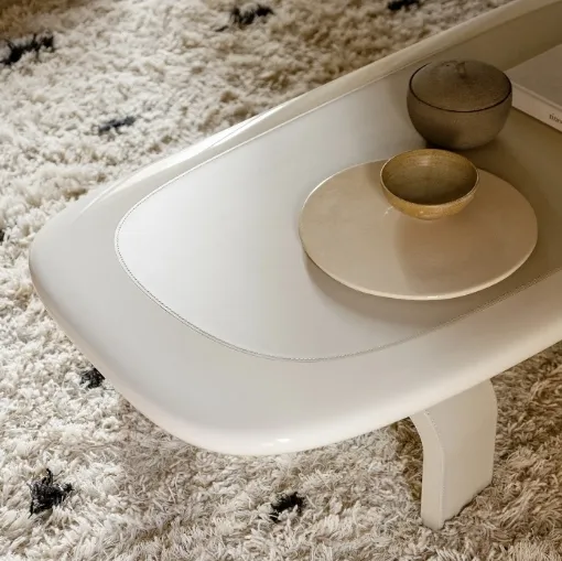 Tavolino Orbit in laccato e pelle di Tacchini