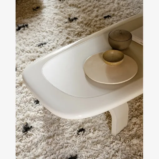 Tavolino Orbit in laccato e pelle di Tacchini