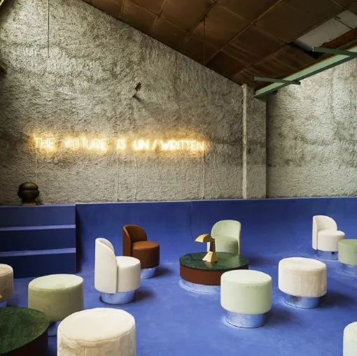 Pouf Pastilles in tessuto con base in laminato di Tacchini