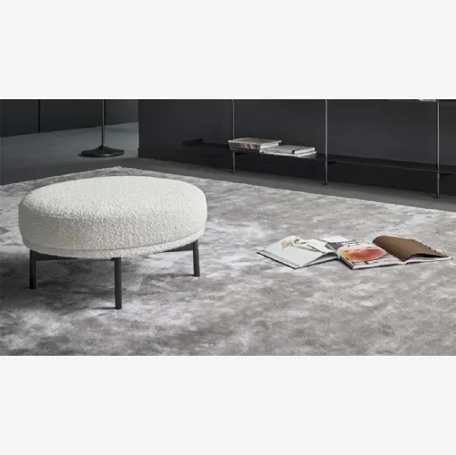 Pouf in tessuto con gambe in metallo Neuilly di Bonaldo