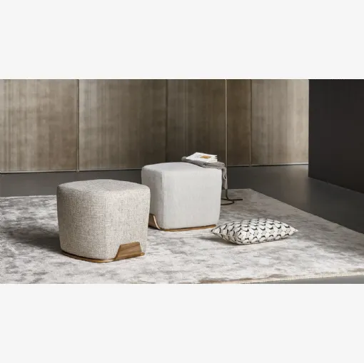 Pouf Olos in tessuto con base in legno di Bonaldo