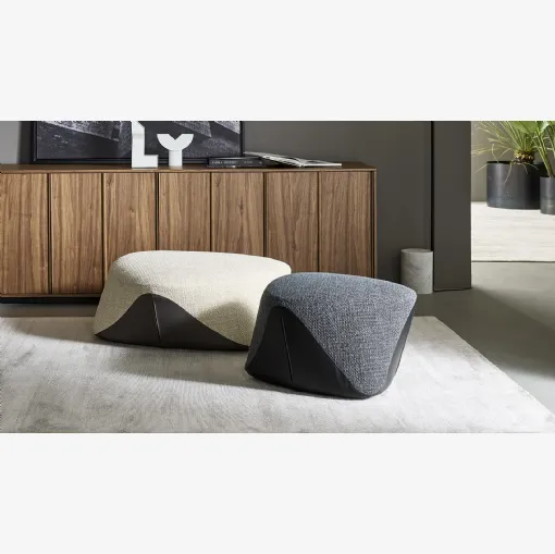 Pouf dalla forma irregolare rivestiti in tessuto e pelle Seki di Bonaldo