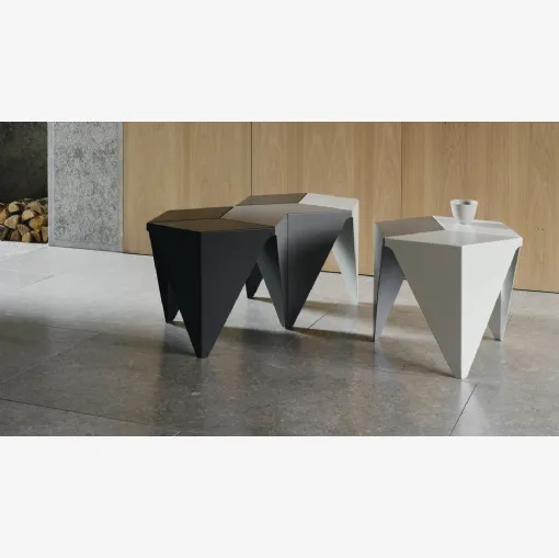 Tavolini in lamiera di metallo Prismatic Table di Vitra