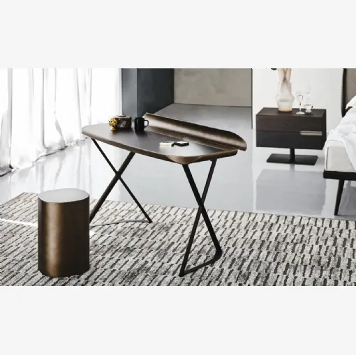 Scrittoio Cocoon Leather con base in acciaio e piano in cuoio di Cattelan Italia