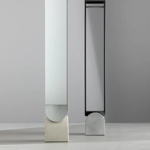Specchio Vague Mirror con cornice in metallo e base in cemento di Bonaldo
