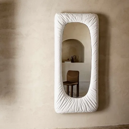 Specchio Stellar con cornice in legno rivestita con fibre naturali e carta di Tacchini