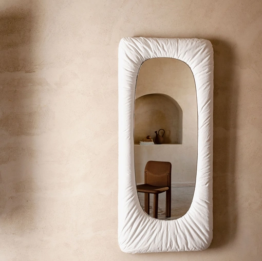 Specchio Stellar con cornice in legno rivestita con fibre naturali e carta di Tacchini