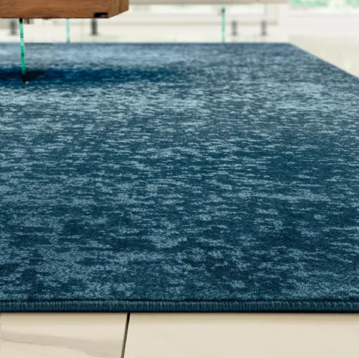 Tappeto Phos con lavorazione a pelo corto in tessuto blu-azzurro di Lago