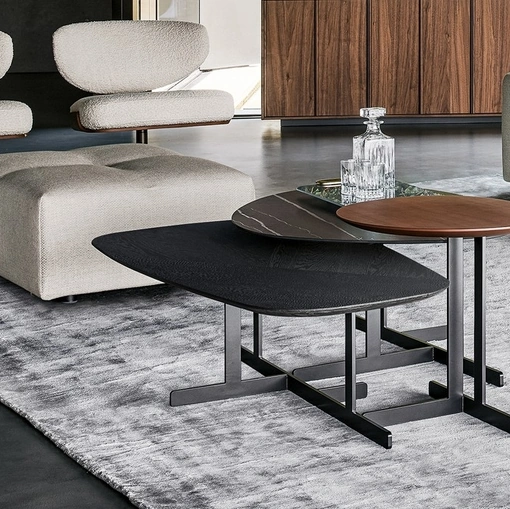 Tavolini sovrapponibili Kumo in legno o marmo di Bonaldo