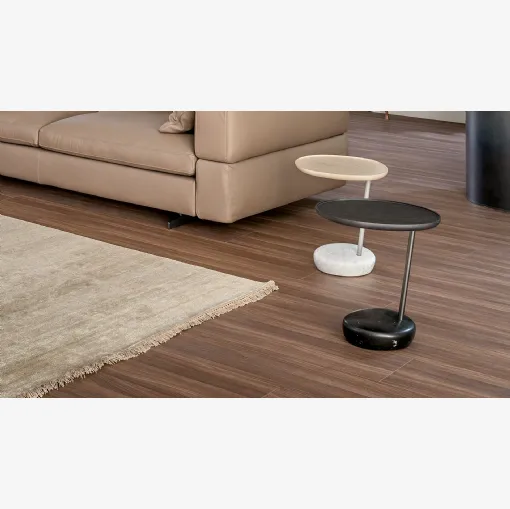 Tavolino rotondo Lupino con top in legno, asta in metallo e base in marmo di Bonaldo