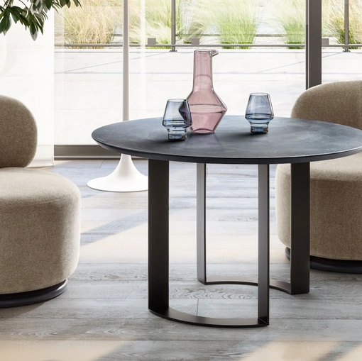 Tavolino Otto Breakfast in cemento spatolato di Twils