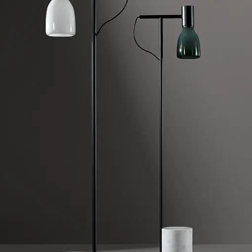 Lampada da terra Acquerelli in vetro soffiato con struttura in metallo e base in marmo di Bonaldo