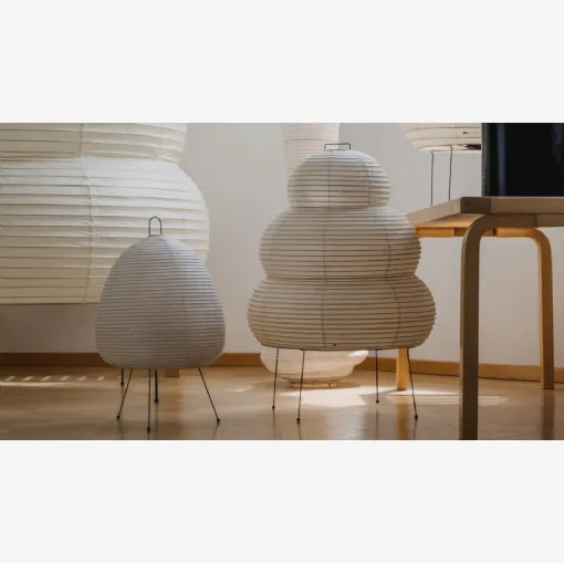 Lampada da terra realizzata a mano, in tradizionale carta washi, da artigiani giapponesi, Akari 24N di Vitra