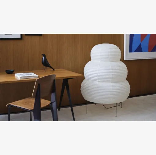 Lampada da terra Akari 25N realizzata a mano in tradizionale carta washi da artigiani giapponesi di Vitra