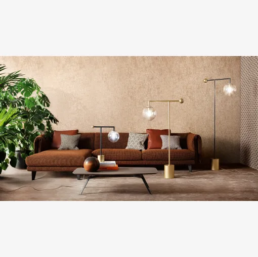 Lampada da terra e da tavolo costituita da una base e una sfera in ottone, uno stelo sottile in metallo finitura piombo o bronzo con paralume in vetro trasparente Bardot di Bonaldo