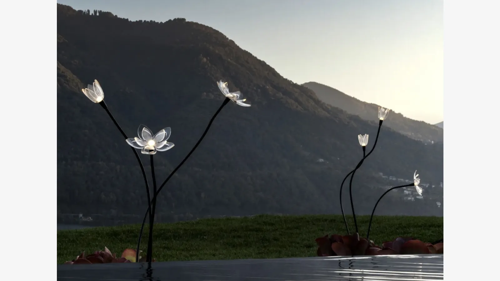 Lampada outdoor Blum Flower in metallo e PVC di Linea Light