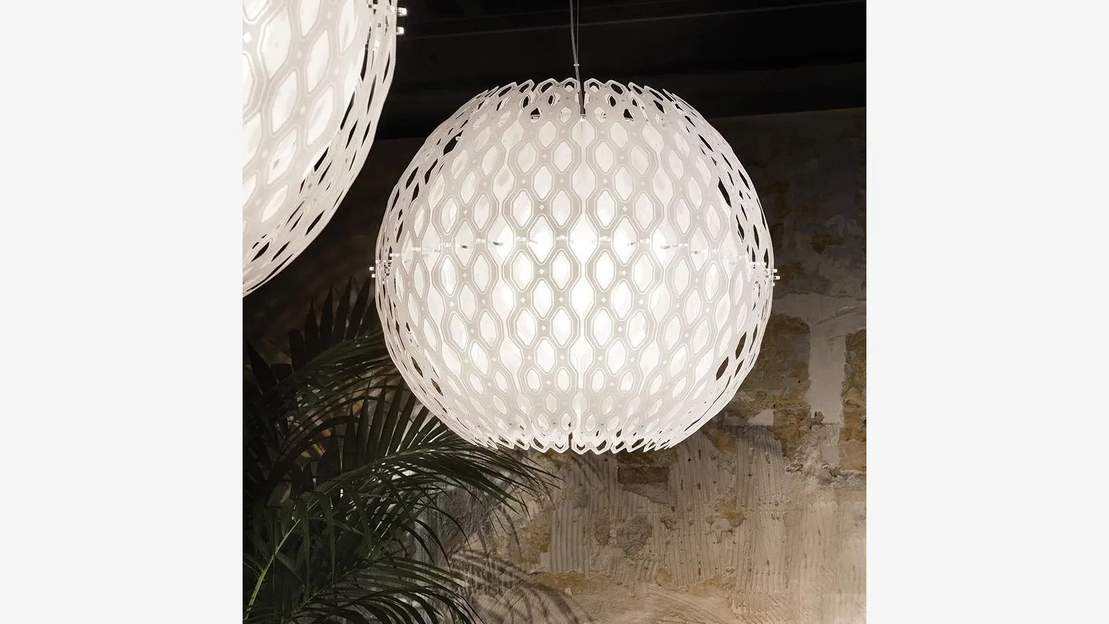 Lampada a sospensione con trama a nido d'ape Charlotte Globe di Slamp