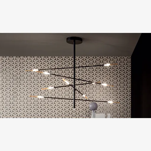 Lampada a sospensione in metallo verniciato opaco color piombo con alle estremità un elemento in vetro soffiato ambrato che racchiude la sorgente luminosa Crossroad di Bonaldo