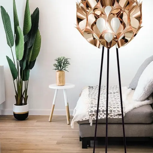 Lampada dimmerabile Flora Floor composta da petali color Rame che avvolgono la sfera satinata di Slamp