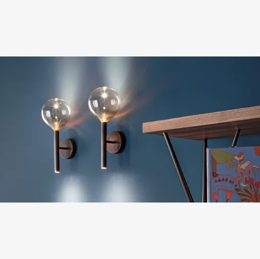 Lampada da parete con struttura cilindrica in ottone brunito e sfera in vetro borosilicato ambrata Sofì di Bonaldo