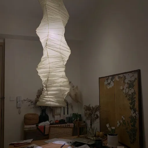 Lampada a sospensione, realizzata a mano, in tradizionale carta washi, da artigiani giapponesi, Akari 33N di Vitra