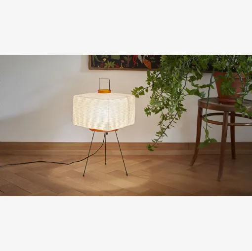 Lampada da terra, realizzata a mano, in tradizionale carta washi, da artigiani giapponesi, Akari 7A di Vitra