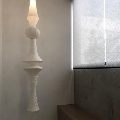 Lampada a sospensione, realizzata a mano, in tradizionale carta washi, da artigiani giapponesi, Akari E di Vitra