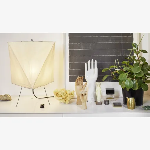 Lampada da tavolo realizzata a mano, in tradizionale carta washi, da artigiani giapponesi, Akari YA2 di Vitra