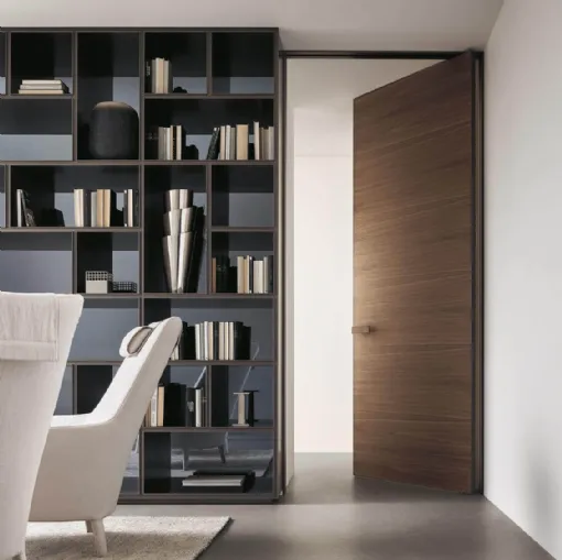 Porta a battente per interni Aura con pannello in noce di Rimadesio