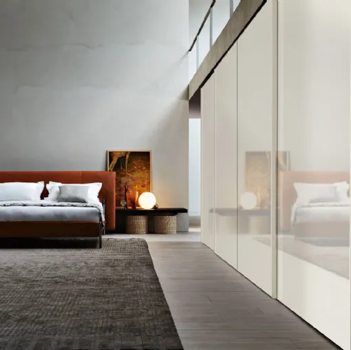 Armadio con ante scorrevoli in laccato lucido Gliss Master-Blade di Molteni & C