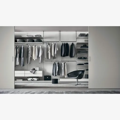 Cabina Armadio Abacus in vetro laccato opaco Bianco Latte con aste in acciaio Inox di Rimadesio