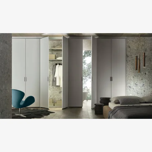Armadio con ante battenti Cover in vetro laccato Grigio chiaro di Rimadesio