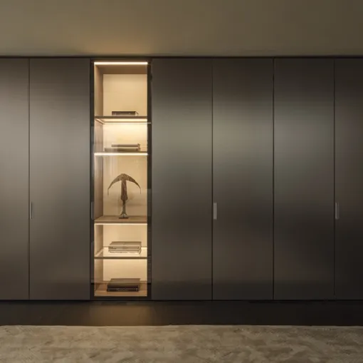 Armadio con ante battenti Gliss Master-Linear Doors in vetro acidato di Molteni & C