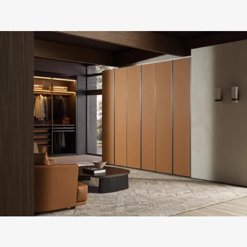 Armadio con ante battenti rivestite in ecopelle Gliss Master Smooth di Molteni & C