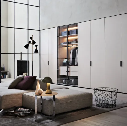 Armadio con ante battenti Gliss Master-Grip in laccato opaco e vetro di Molteni & C