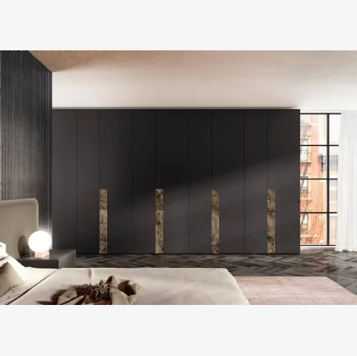 Armadio con ante battenti in laccato opaco con inserto in vetro effetto marmo Key 1201 di Lago