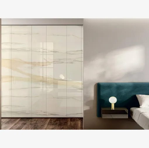 Armadio con ante battenti Flapp in vetro Marble XGlass di Lago